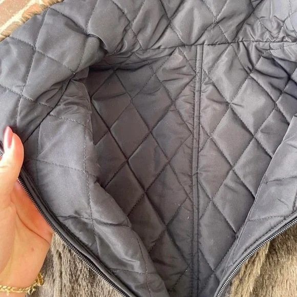 Reversible Faux fur black vest women’s size medium - Picture 6 of 6